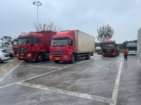 Pemandangan sejumlah truk di China.  Foto: Sena Pratama/kumparanOTO