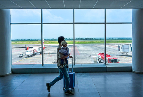Seorang penumpang berjalan menuju pesawat di Bandara Internasional Lombok, di Kecamatan Pujut, Praya, Lombok Tengah, NTB, Jumat (15/11/2024). Foto: Ahmad Subaidi/Antara
