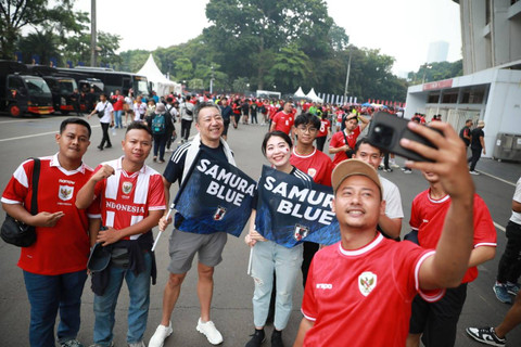 Sejumlah seporter Indonesia dan sporter Jepang berbaur saat ingin menyaksikan pertandingan Kualifikasi Piala Dunia 2026 zona Asia laga Timnas Indonesia akan berjumpa dengan Jepang pada Jumat (15/11) di Stadion Utama Gelora Bung Karno (SUGBK). Foto: Aditia Noviansyah/kumparan
