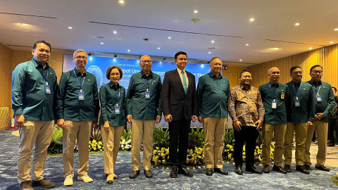 Direktur Utama PT Garuda Indonesia (Persero) Tbk (GIAA), Wamildan Tsani usai konferensi pers RUPSLB, Jumat (15/11/2024).  Foto: Fariza Rizky Ananda/kumparan