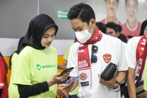 Petugas memindai kode aplikasi Garuda ID milik suporter timnas Indonesia saat keluar dari Stasiun MRT Istora Senayan Jakarta, Jumat (15/11/2024). Foto: Zaky Fahreziansyah/Antara