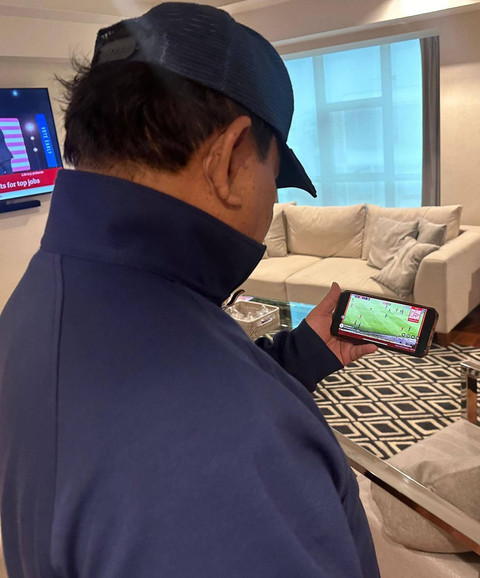 Presiden Prabowo Subianto menonton pertandingan Timnas Indonesia melawan Timnas Jepang di Peru lewat handphone. Foto: Instagram.com/prabowo