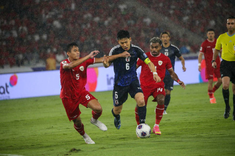 Pemain Timnas Indonesia Rizky Ridho beraksi dengan Pemain Timnas Jepang Wataru Endo pada pertandingan Kualifikasi Piala Dunia 2026 di Stadion Utama Gelora Bung Karno, Jakarta, Jumat (15/11/2024). Foto: Aditia Noviansyah/kumparan