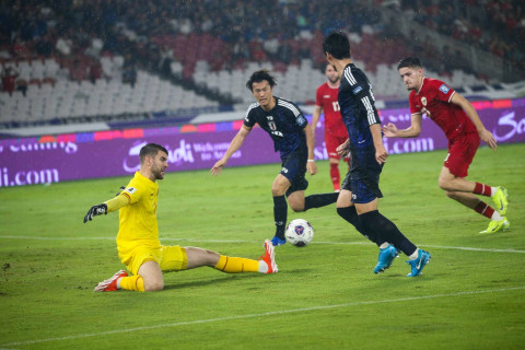 Kiper Timnas Indonesia Maarten Paes berusaha menangkap bola pada pertandingan Kualifikasi Piala Dunia 2026 melawan Timnas Jepang di Stadion Utama Gelora Bung Karno, Jakarta, Jumat (15/11/2024).   Foto: Aditia Noviansyah/kumparan