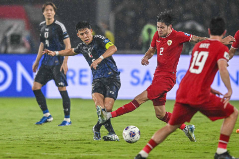 Pemain Timnas Indonesia Kevin Diks (kedua kanan) berebut bola dengan pemain Timnas Jepang Wataru Endo (kedua kiri) pada pertandingan Kualifikasi Piala Dunia 2026 Zona Asia di Stadion Utama Gelora Bung Karno, Jakarta (15/11). Foto: Aprillio Akbar/Antara
