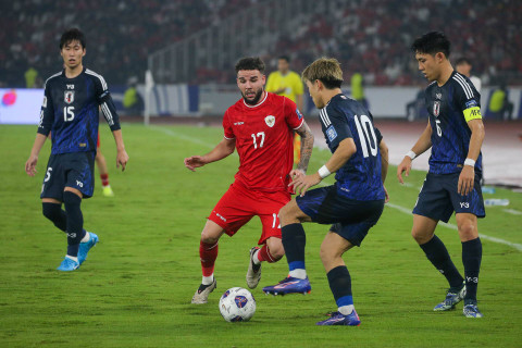 Aksi pemain Timnas Indonesia Calvin Verdonk pada pertandingan Kualifikasi Piala Dunia 2026 melawan Timnas Jepang di Stadion Utama Gelora Bung Karno, Jakarta, Jumat (15/11/2024).   Foto: Aditia Noviansyah/kumparan