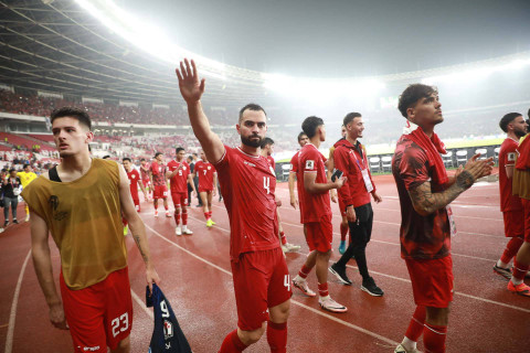 Para pemain Timnas Indonesia menyapa pendukung usai kalah pada pertandingan melawan Jepang dalam pertandingan Kualifikasi Piala Dunia 2026 di Stadion Utama Gelora Bung Karno, Jakarta, Jumat (15/11/2024). Foto: Aditia Noviansyah/kumparan