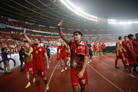 Para pemain Timnas Indonesia menyapa pendukung usai kalah pada pertandingan melawan Jepang dalam pertandingan Kualifikasi Piala Dunia 2026 di Stadion Utama Gelora Bung Karno, Jakarta, Jumat (15/11/2024). Foto: Aditia Noviansyah/kumparan