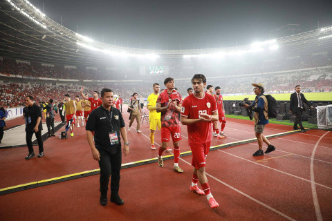 Para pemain Timnas Indonesia menyapa pendukung usai kalah pada pertandingan melawan Jepang dalam pertandingan Kualifikasi Piala Dunia 2026 di Stadion Utama Gelora Bung Karno, Jakarta, Jumat (15/11/2024). Foto: Aditia Noviansyah/kumparan