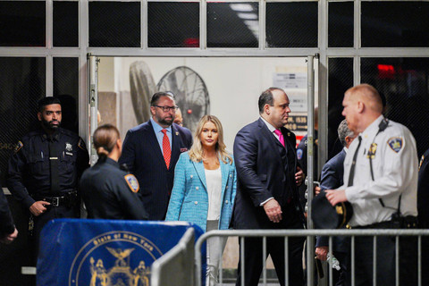 Sekretaris pers kampanye Trump Karoline Leavitt (tengah) dan penasihat Trump Jason Miller (kiri) tiba di persidangan pidana mantan Presiden AS dan calon presiden dari Partai Republik Donald Trump. Foto: Curtis Means / POOL / AFP