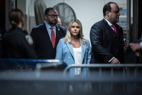 Sekretaris pers kampanye Trump Karoline Leavitt (tengah) dan penasihat Trump Jason Miller (kiri) tiba di persidangan pidana mantan Presiden AS dan calon presiden dari Partai Republik Donald Trump. Foto: Curtis Means / POOL / AFP