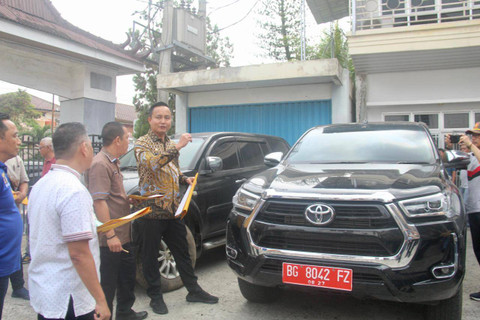 Pj Bupati OKU M Iqbal Alisyahbana didampingi Sekwan DPRD OKU, Iwan Setiawan saat mengecek mobil dinas, Foto : Ist  