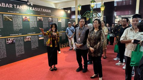 GKR Condrokirono saat menyaksikan koleksi yang dipamerkan di Pameran Tanah Kasultanan 