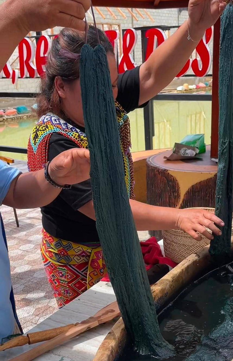 Pewarnaan benang tenun ikat suku Dayak Iban. Foto: Dok. Istimewa