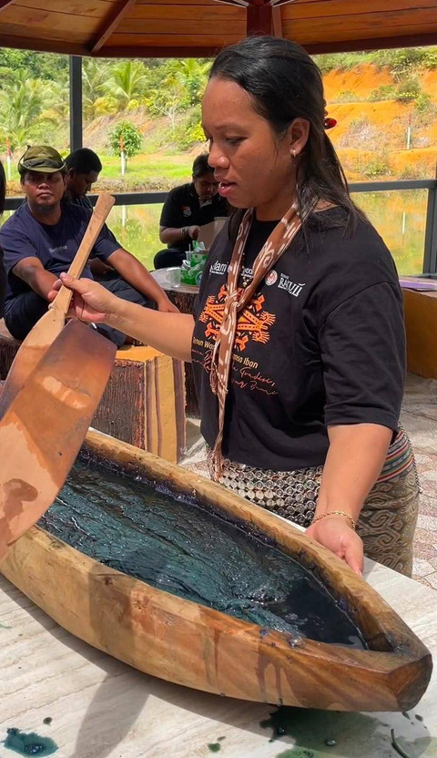 Proses pewarnaan benang tenun ikat dilakukan secara tradisional. Foto: Dok. Istimewa