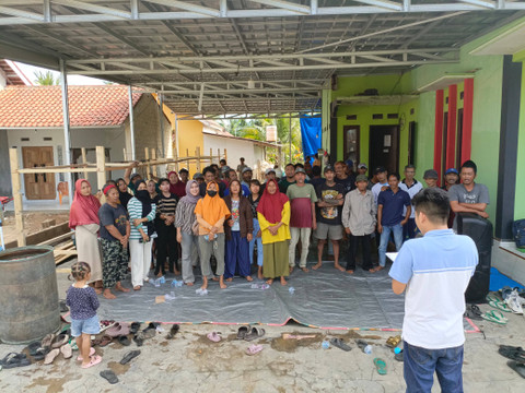 Warga di Desa Sukarayu, Labuhan Maringgai, Lampung Timur, yang menolak adanya aktivitas penambangan pasir oleh PT NJS. | Foto: Dok. LBH Bandar Lampung