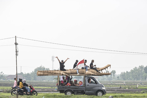 Warga membawa replika binatang purbakala yang dibuat dari jerami saat mengikuti Kirab Festival Jerami Purba di desa Krikilan, Sangiran, Sragen, Jawa Tengah, Sabtu (16/11/2024). Foto: Mohammad Ayudha/ANTARA FOTO
