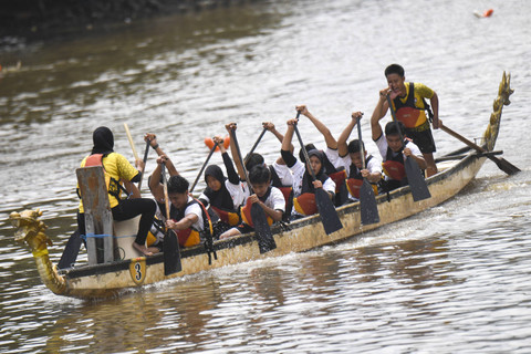 Peserta memacu kecepatan mendayung saat mengikuti balap Perahu Naga di Sungai Karang Mumus, Samarinda, Kalimantan Timur, Sabtu (16/11/2024). Foto: M Risyal Hidayat/ANTARA FOTO