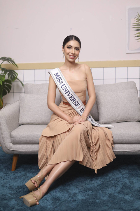 Miss Universe Indonesia 2024 Clara Shafira Krebs berpose saat kunjungan ke kumparan di Pasar Minggu, Jakarta, Rabu (16/10/2024). Foto: Syawal Darisman/kumparan