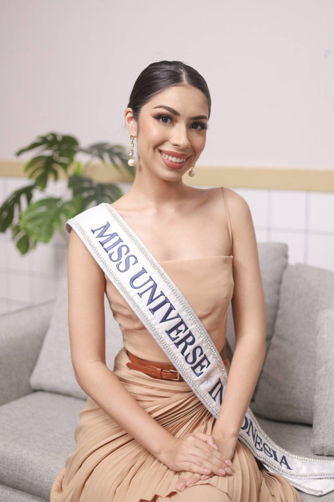 Miss Universe Indonesia 2024 Clara Shafira Krebs berpose saat kunjungan ke kumparan di Pasar Minggu, Jakarta, Rabu (16/10/2024). Foto: Syawal Darisman/kumparan