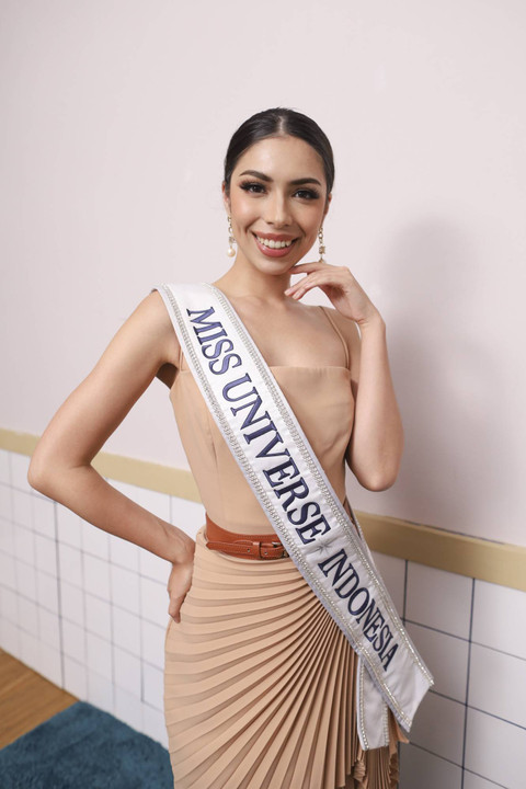 Miss Universe Indonesia 2024 Clara Shafira Krebs berpose saat kunjungan ke kumparan di Pasar Minggu, Jakarta, Rabu (16/10/2024). Foto: Syawal Darisman/kumparan