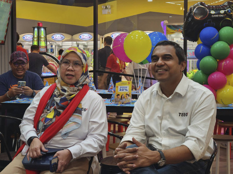 Kikie Randini, General Manager Marketing TEEG Indonesia dan CEO TEEG Indonesia, Naveen H saat pembukaan Timezone di Pacific Place Mall pada Sabtu (16/11/2024).  Foto: Ela Nurlaela/kumparan
