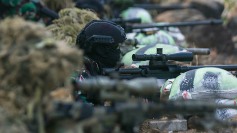 Penembak runduk TNI bersama penembak runduk Australia Defence Force (ADF) membidik sasaran pada puncak latihan gabungan Keris Woomera 2024 di Pusat Latihan Pertempuran Marinir 5 Baluran, Situbondo, Jawa Timur, sabtu (16/11/2024). Foto: ANTARA FOTO/Budi Candra Setya