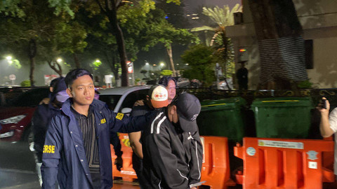 Polda Metro Jaya tangkap lagi 3 DPO terkait kasus Judol di Komdigi, Jakarta, Sabtu (16/11). Foto: Abid Raihan/kumparan