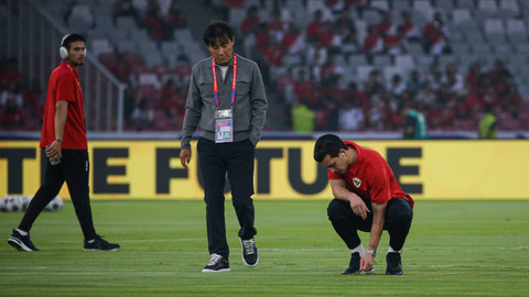 Pemain Indonesia, Thom Jan Haye (kanan) melihat kondisi rumput sebelum laga pertandingan melawan timnas Jepang di Gelora Bung Karno, Jakarta, Jumat (15/11). Foto: Aditia Noviansyah/kumparan
