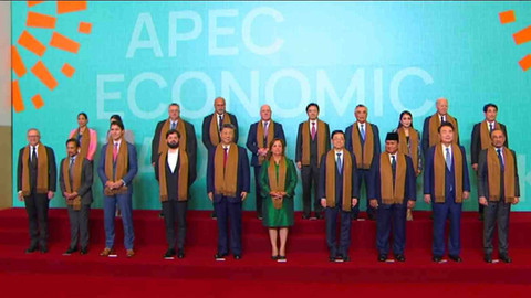 Momen presiden Prabowo Subianto berfoto bersama dengan pimpinan negara lain di penutupan APEC 2024, Lima, Peru, Sabtu (16/11).  Foto: Dok: Official APEC 2024