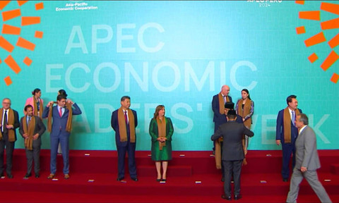 Momen Sekretaris Kabinet (Seskab) Mayor Teddy Indra Wijaya memasangkan selendang khas Peru berwarna cokelat kepada Presiden Prabowo di hadapan pemimpin anggota KTT APEC 2024. Foto: Dok: Official APEC 2024