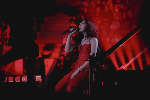 Isyana Sarasvati tampil pada konser satu dekadenya yang bertajuk 'Isyana Sarasvati, A Decade Live Concert: Lost In Harmony' di Istora Senayan, Jakarta, Sabtu (16/11/2024). Foto: Jamal Ramadhan/kumparan