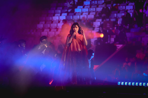 Isyana Sarasvati tampil pada konser satu dekadenya yang bertajuk 'Isyana Sarasvati, A Decade Live Concert: Lost In Harmony' di Istora Senayan, Jakarta, Sabtu (16/11/2024). Foto: Jamal Ramadhan/kumparan