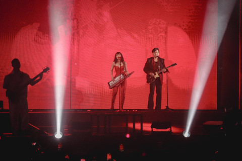 Isyana Sarasvati tampil pada konser satu dekadenya yang bertajuk 'Isyana Sarasvati, A Decade Live Concert: Lost In Harmony' di Istora Senayan, Jakarta, Sabtu (16/11/2024). Foto: Jamal Ramadhan/kumparan