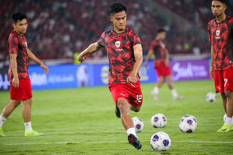 Pemain sepak bola Indonesia Pratama Arhan Alif menjalani pemanasan sebelum menghadapi timnas Jepang di Stadion Gelora Bung Karno (GBK),  Foto: Aditia Noviansyah/kumparan