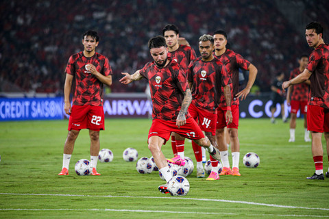 Pemain sepak bola Indonesia Calvin Verdonk menjalani pemanasan sebelum menghadapi timnas Jepang di Stadion Gelora Bung Karno (GBK),  Foto: Aditia Noviansyah/kumparan