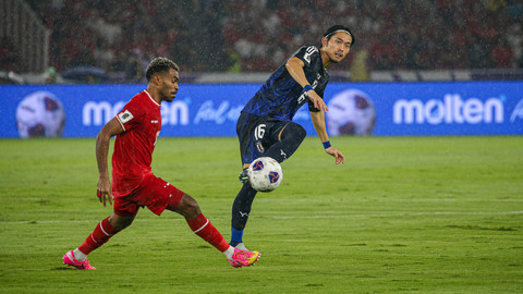 Pemain timnas Jepang, Koki Machida berusaha melewati pertahanan pemain Indonesia Yakob Sayuri di Stadion Gelora Bung Karno (GBK), Senayan, Jakarta, Jumat (15/11). Foto: Aditia Noviansyah/kumparan