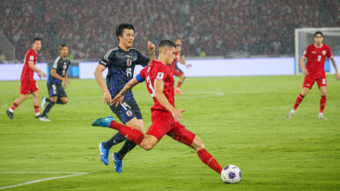 Pemain timnas Jepang, Koki Ogawa berusaha berebut bola pemain Indonesia Jay Noah Idzes di Stadion Gelora Bung Karno (GBK), Senayan, Jakarta, Jumat (15/11). Foto: Aditia Noviansyah/kumparan