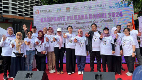 Bawaslu-Kementerian PPPA melakukan aksi tolak diskriminasi terhadap perempuan dalam pemilu di kawasan Car Free Day, Jakarta Pusat, Minggu (17/11/2024). Foto: Haya Syahira/kumparan