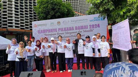 Bawaslu-Kementerian PPPA melakukan aksi tolak diskriminasi terhadap perempuan dalam pemilu di kawasan Car Free Day, Jakarta Pusat, Minggu (17/11/2024). Foto: Haya Syahira/kumparan