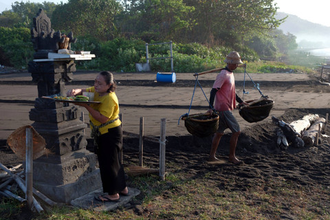 Petani berjalan mencari air laut di Pantai Kusamba, Klungkung, Bali. Foto: Nyoman Hendra Wibowo/ANTARA FOTO