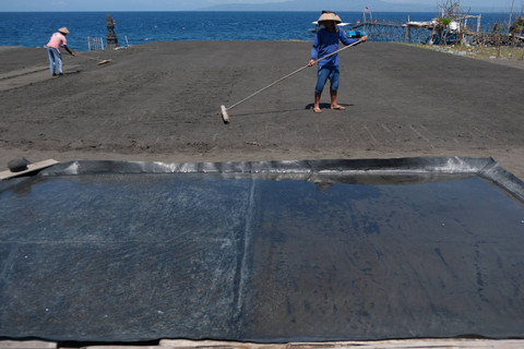 Petani mengolah pasir yang telah disarami air laut saat proses pembuatan garam di Pantai Kusamba, Klungkung, Bali. Foto: Nyoman Hendra Wibowo/ANTARA FOTO
