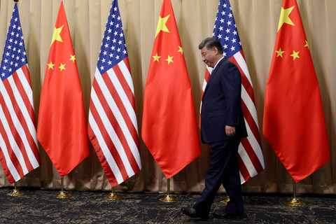 Presiden China Xi Jinping tiba jelang pertemuan dengan Presiden AS Joe Biden di sela-sela KTT APEC di Lima, Peru, Sabtu (16/11/2024). Foto: Leah Millis / POOL / AFP