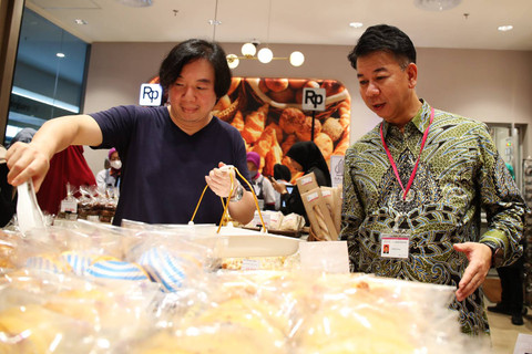 Director Pakuwon Group Eiffel Tedja (kiri) dan Presiden Direktur PT AEON Indonesia Takahiro Osugi. Foto: AEON