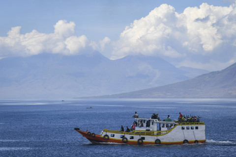 Sejumlah warga menumpang kapal motor saat melintas di Selat Gonzalu, Larantuka, Kabupaten Flores Timur, NTT, Minggu (17/11/2024). Foto: Aditya Pradana Putra/ANTARA FOTO