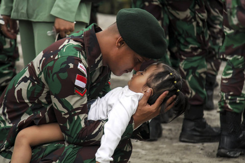 Prajurit TNI mencium anaknya menjelang pemberangkatan Satgas Pamtas RI-Papua di Pelabuhan Umum Krung Geukuh, Aceh Utara, Aceh, Minggu (17/11/2024). Foto: Rahmad/ANTARA FOTO
