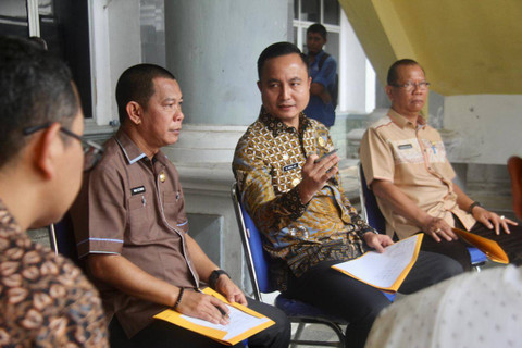 Sekwan DPRD OKU Iwan Setiawan mendampingi Pj Bupati OKU saat mengecek mobil dinas dilingkup DPRD OKU, Foto : Pemkab OKU