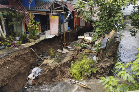 Tanggul sungai Citepus Bandung roboh pada Minggu (17/11/2024). Foto: Dok. Diskar PB Kota Bandung