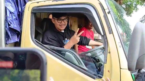 Calon Walikota Kota Yogya, Hasto Wardoyo, mengemukan sendiri truk sampah dalam gerakan resik-resik sampah. Foto: Dok. Istimewa