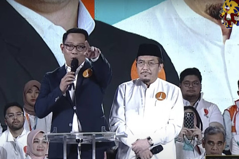 Pasangan Calon Gubernur dan Wakil Gubernur DKI Jakarta nomor urut 1 Ridwan Kamil dan Suswono menyampaikan visi misi saat debat ketiga Pilgub Jakarta 2024 di Hotel Sultan, Jakarta, Minggu (17/11/2024). Foto: YouTube/ KPU PROVINSI DKI JAKARTA 
